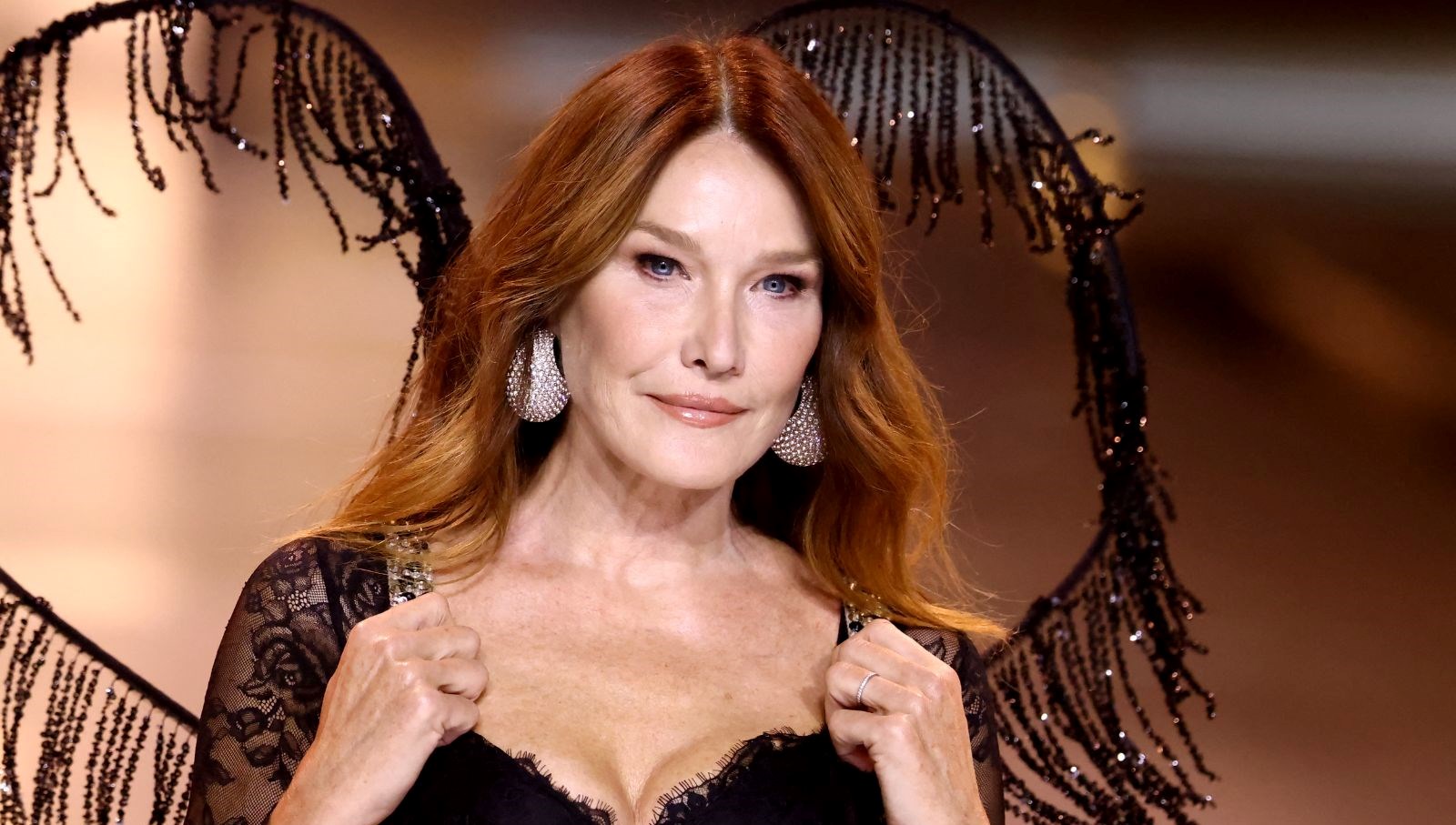 56 yaşındaki Carla Bruni birinci defa Victoria’s Secret defilesinde yürüdü