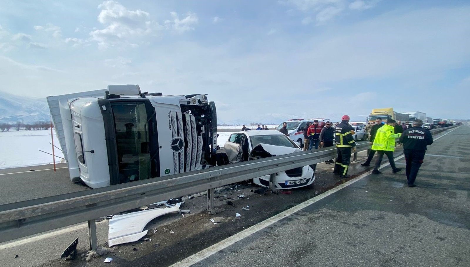 Erzincan’da tır ile araba çarpıştı: 3 yaralı